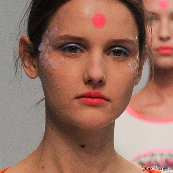 A marca Manish Arora desfilou uma maquiagem alegre, com batom rosa-claro e sombra azul metalizada